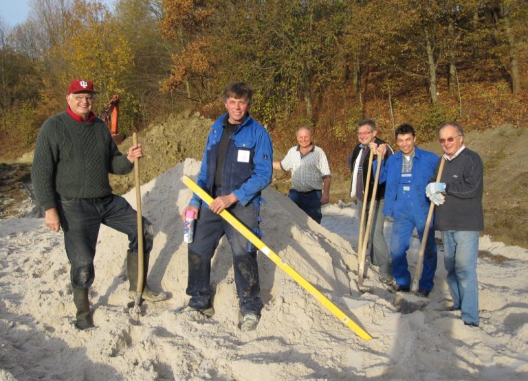 Breitensportgruppe errichtet Beachvolleyballfeld